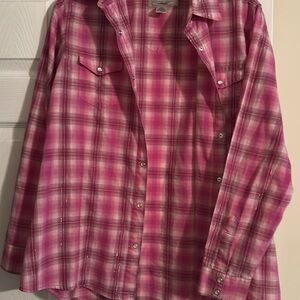 Wrangler women’s XL light weight pearl snap, no signs of wear. Silver streaks
